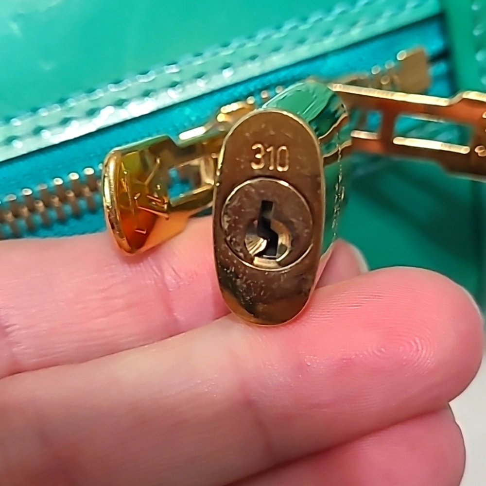 Louis Vuitton Alma BB In Green Vernis - Picture 10 of 12